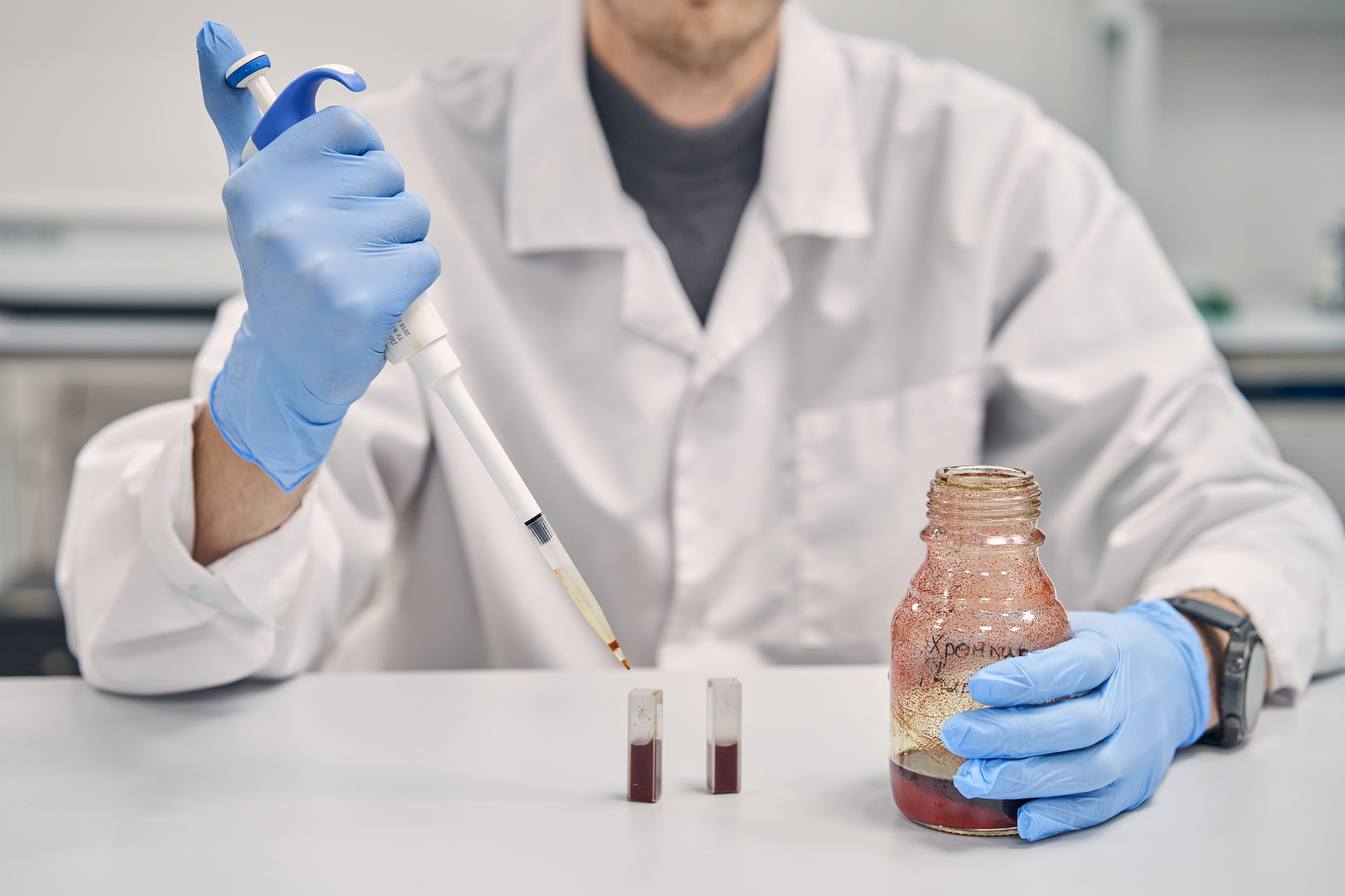 В лаборатории. Источник: Издательство «Редколлегия»