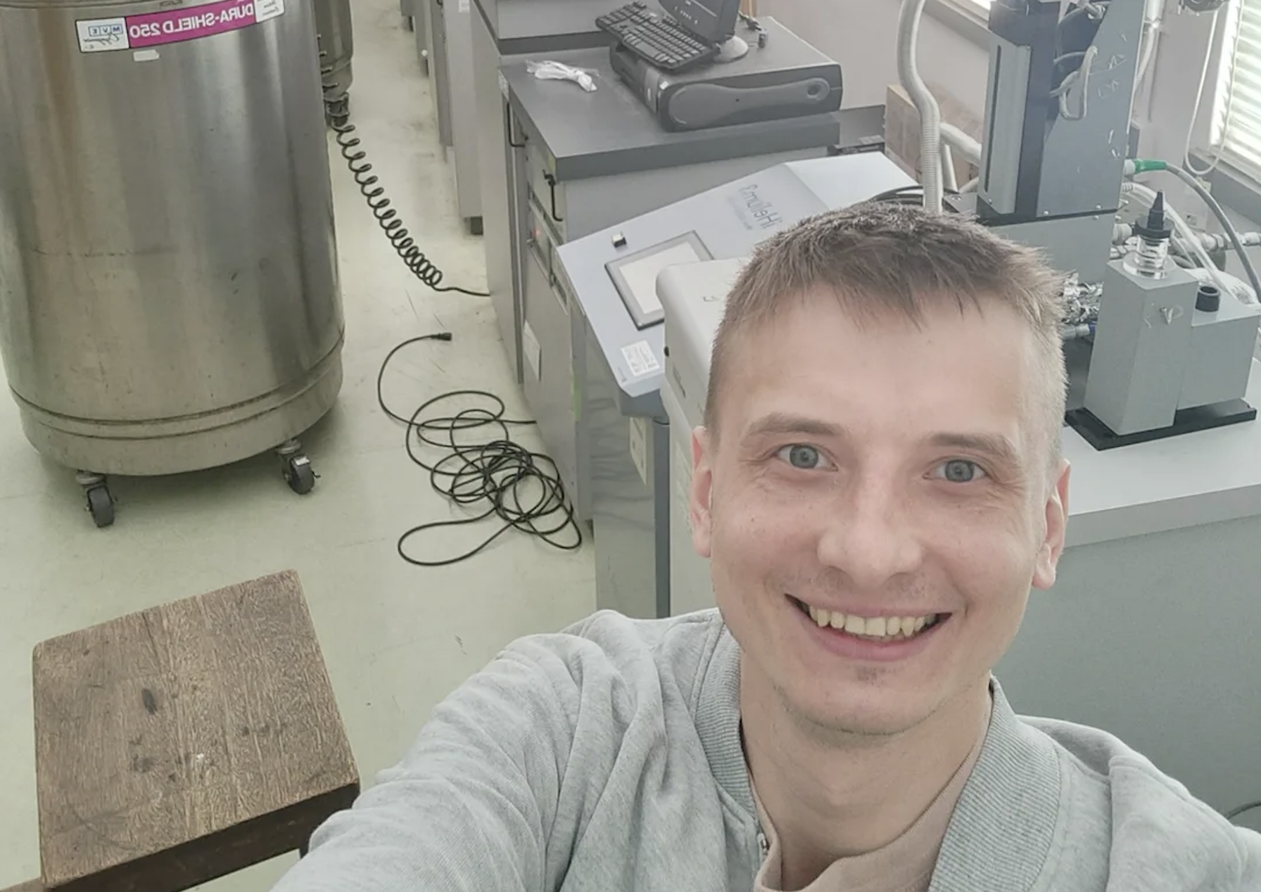 Максим Фараонов на фоне оборудования для исследования магнитных свойств комплексов спиропиранов. Источник: Максим Фараонов