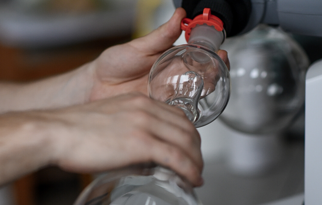 Работа на роторном испарителе. Источник: Анна Киреенко