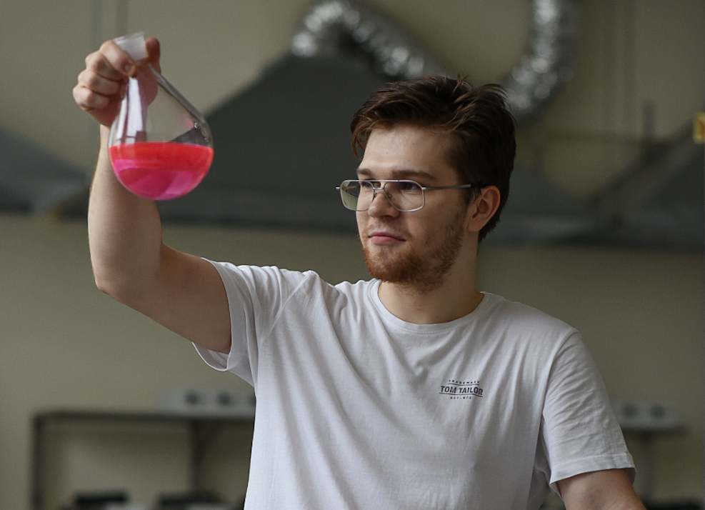 Аспирант Никита Милевский за работой по выделению соединений кобальта. Источник: Анна Киреенко
