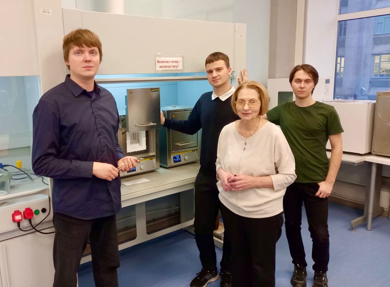 Участники исследовательского коллектива из СПбГУ. Слева направо: Сергей Курносенко, Иван Журавлев, Владислав Беклемышев. В центре — профессор Ирина Зверева. Источник: Фарид Оруджев