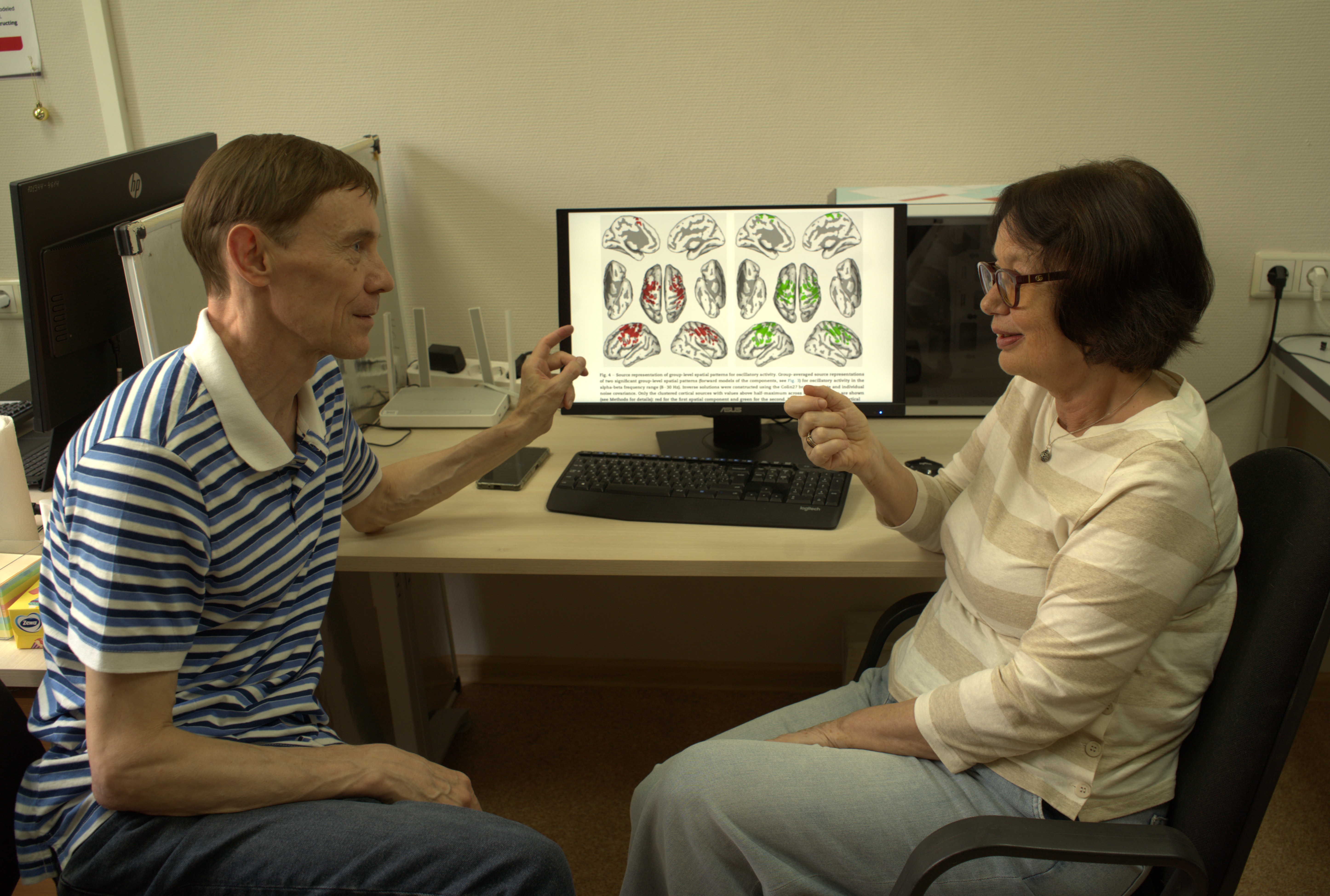 Руководители исследования Сергей Шишкин и Татьяна Строганова обсуждают результаты исследования. Источник: МЭГ-центр МГППУ