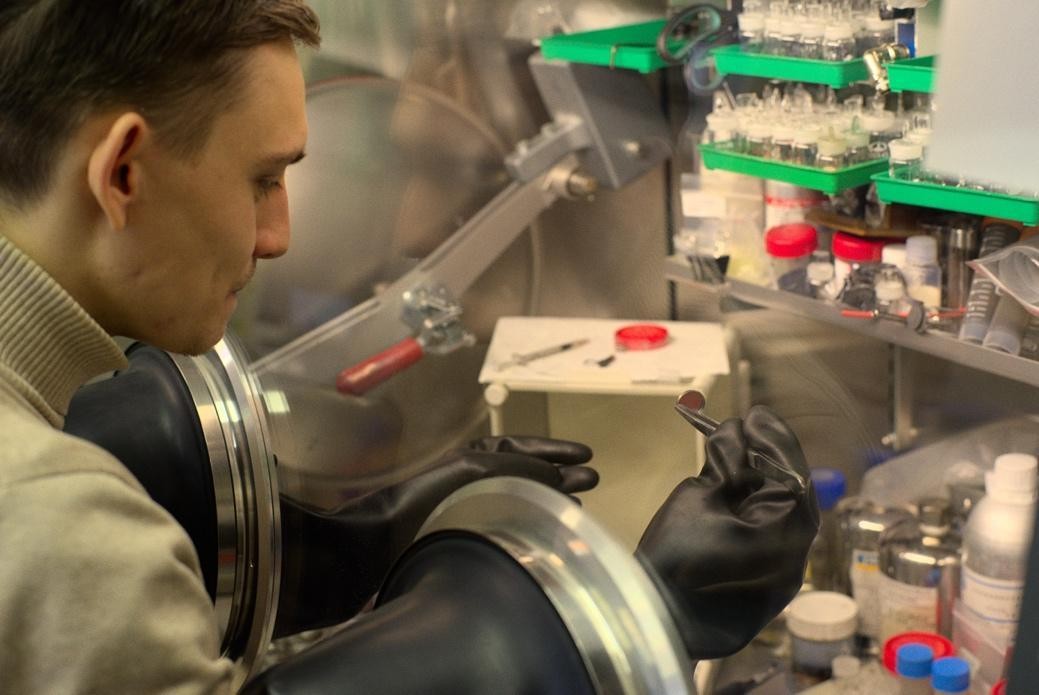 Аспирант Вадим Крафт готовится к сборке дискового макета аккумулятора в перчаточном боксе. Источник: Андрей Красилин