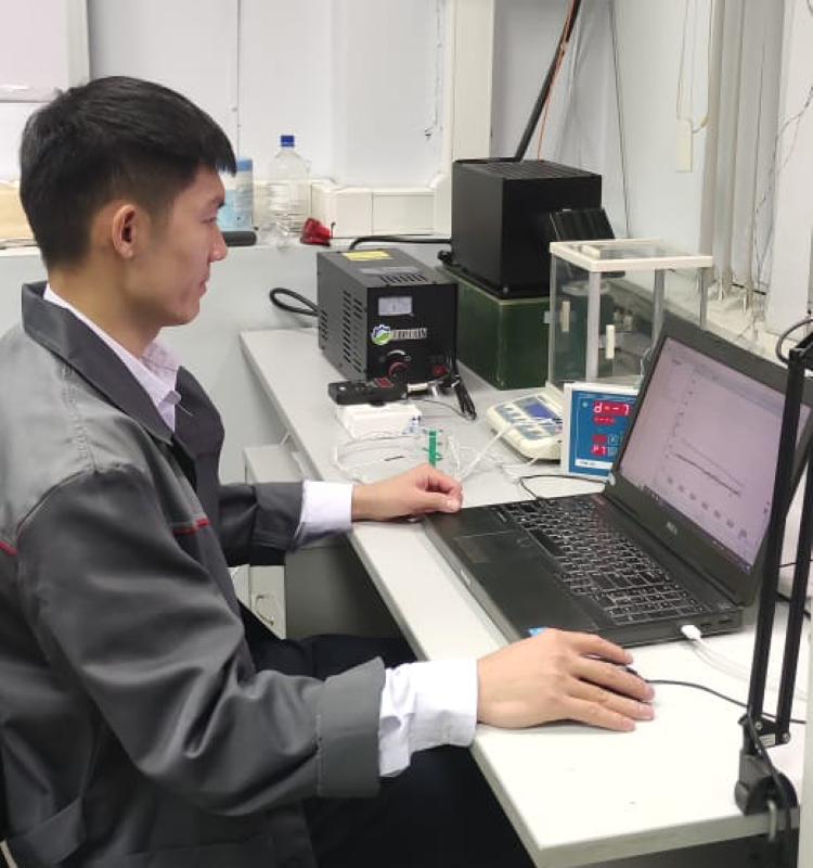 Аспирант Чан Куок Тхинь проводит расчеты. Источник: Инна Михайлова