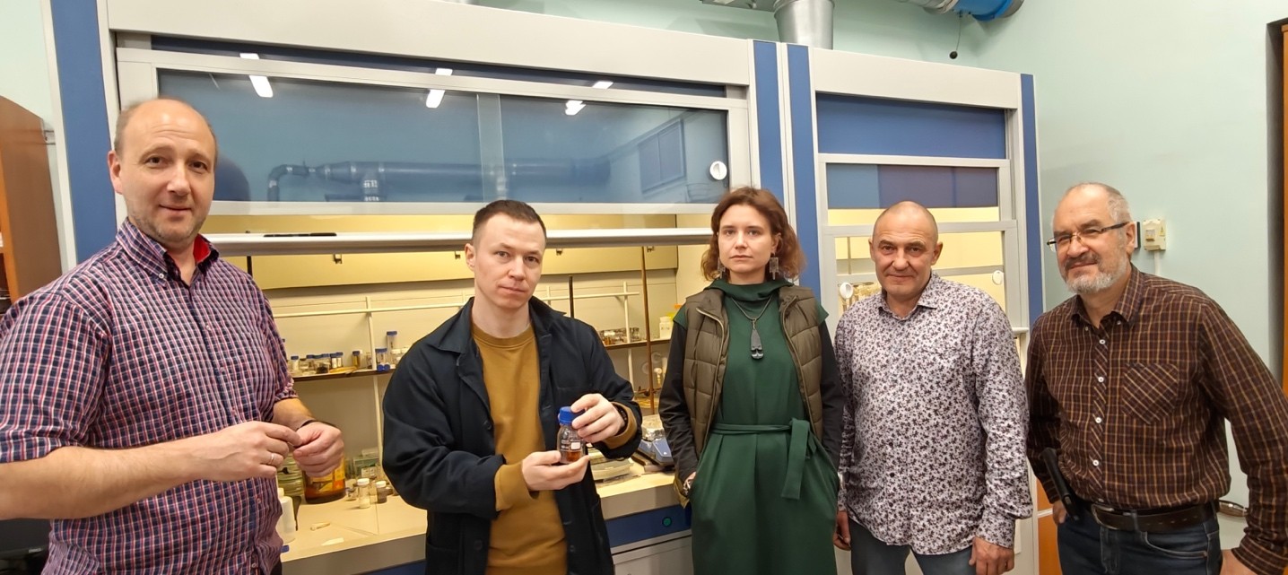 Группа химиков-синтетиков лаборатории синтеза кластерных соединений и материалов ИНХ СО РАН. Источник: Алексей Тарасов