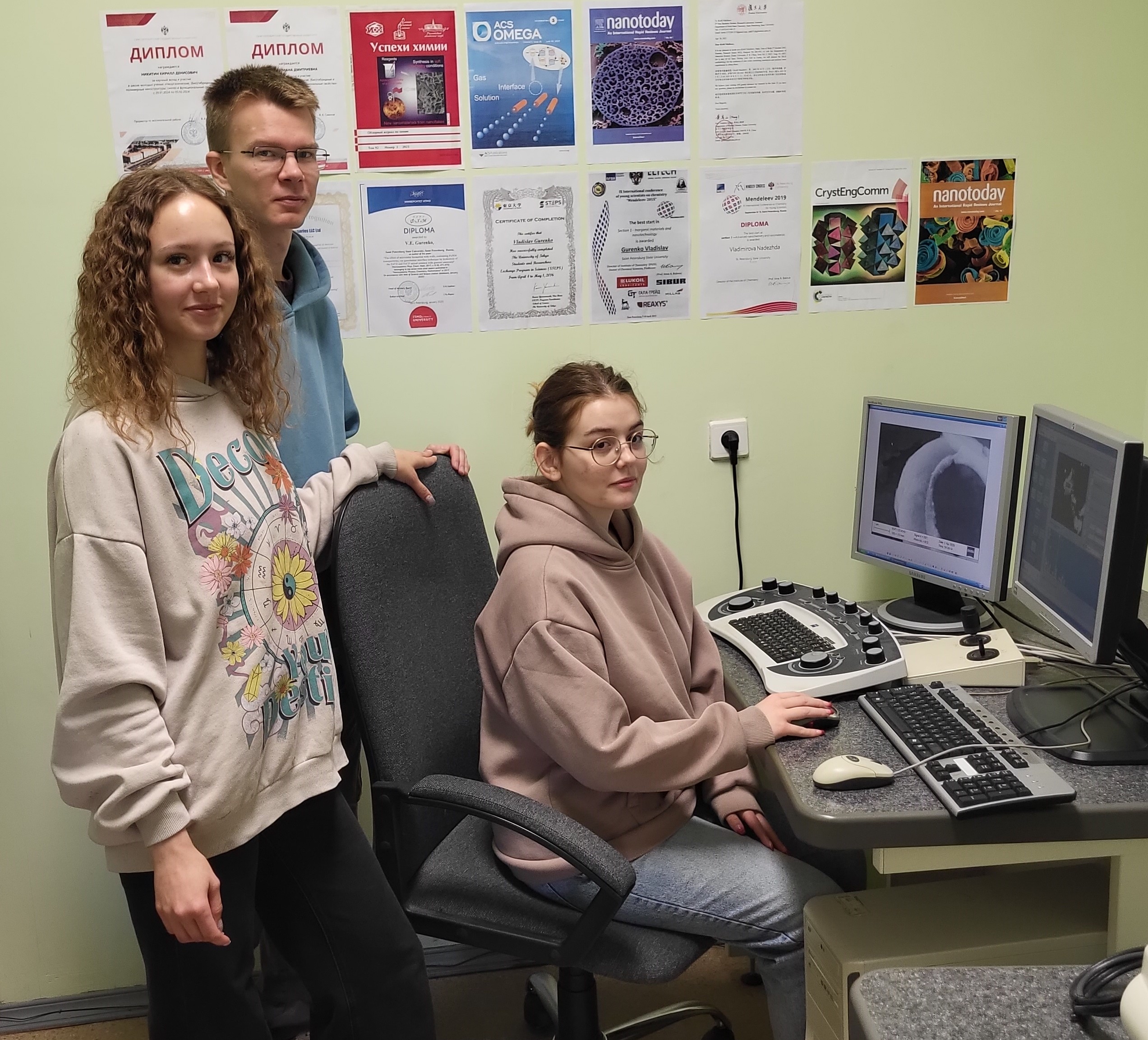 Магистранты кафедры химии твердого тела Института химии СПбГУ (слева направо): Юлиана Чувило, Кирилл Никитин и бакалавр Татьяна Москвина принимают активное участие в научной работе. Источник: Валерий Толстой