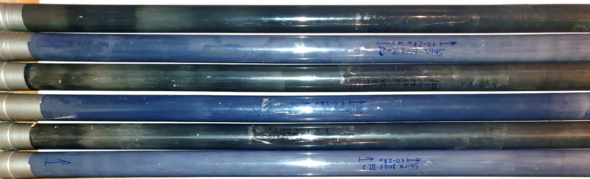 Невскрытые керны с отложениями из озера Шира. Источник: Александр Щетников / Из личного архива