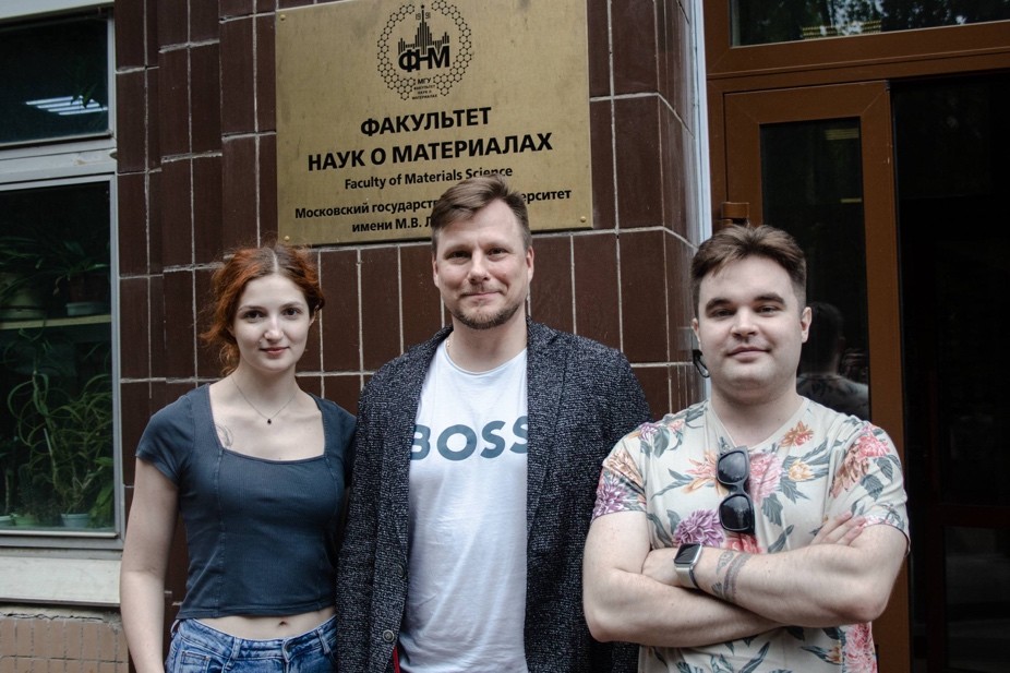 Соавторы исследования из лаборатории новых материалов для солнечной энергетики МГУ имени М.В. Ломоносова. Источник: Алексей Тарасов