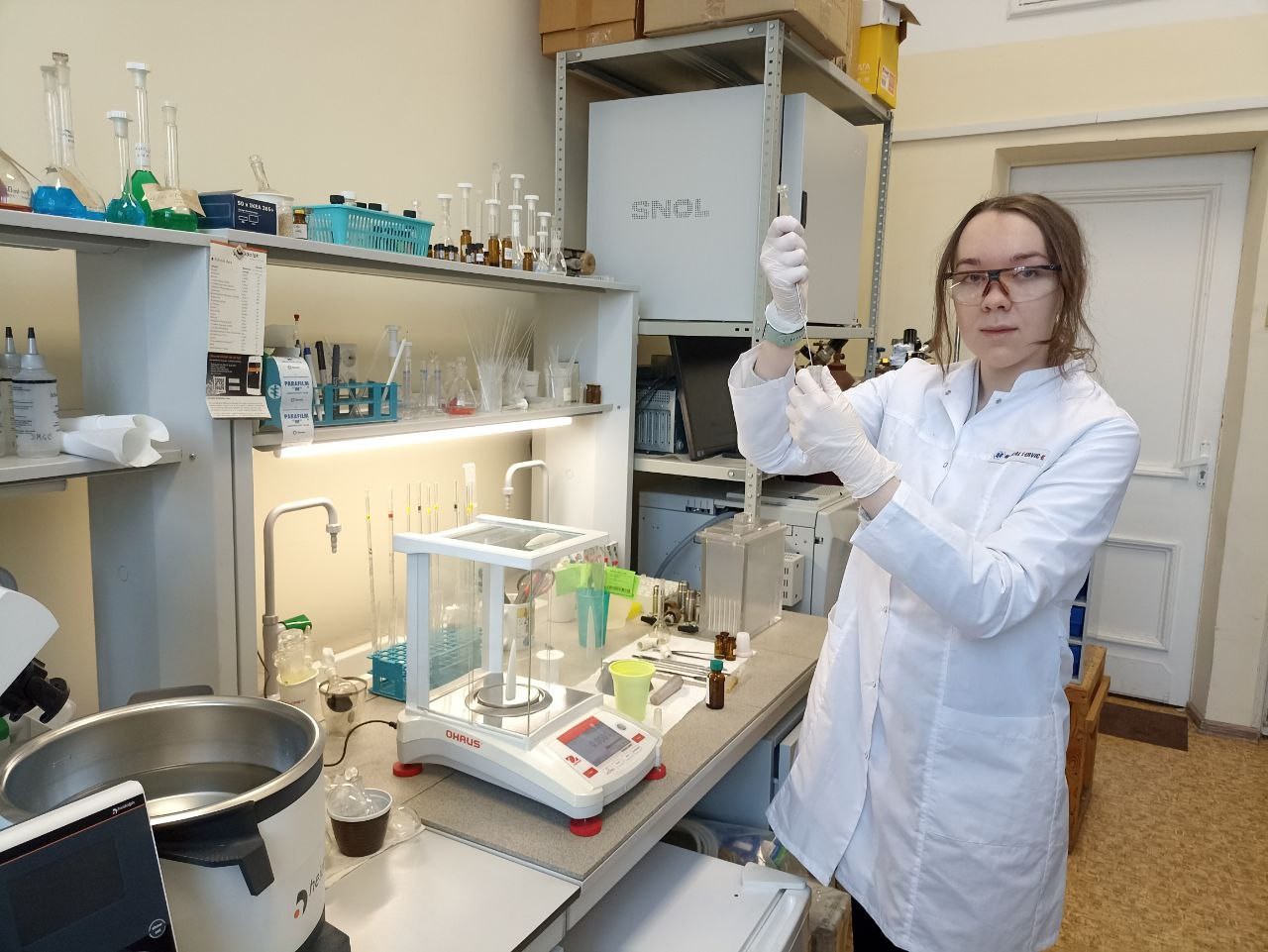 Студентка Дарья Попова готовит пробу вещества на исследование методом ядерного магнитного резонанса. Источник: Елена Редина