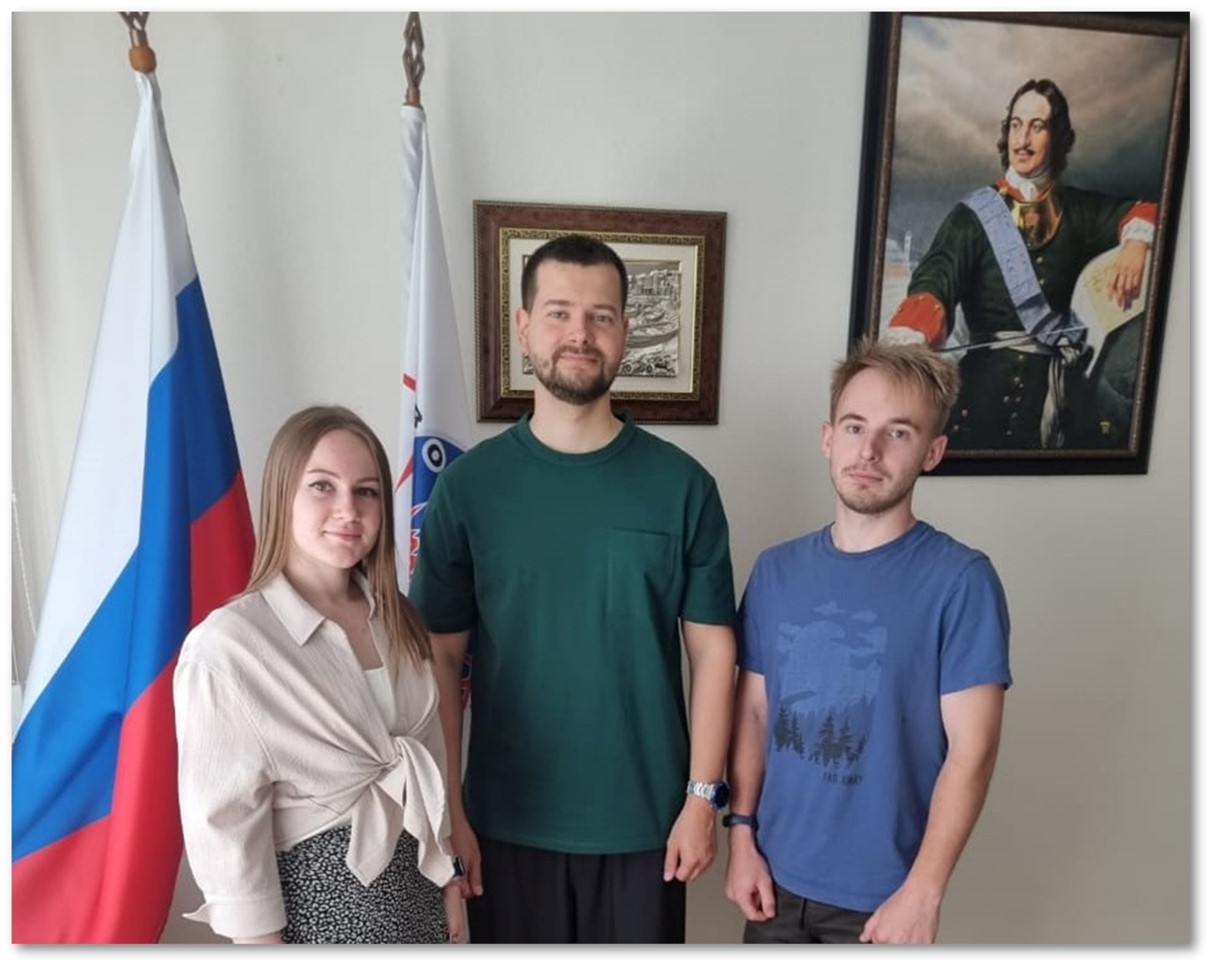 Фото коллектива. Слева направо: м.н.с. Валерия Марченко, проф. РАН, д.х.н. Андрей Гнеденков, аспирант Алексей Номеровский. Источник: Андрей Гнеденков