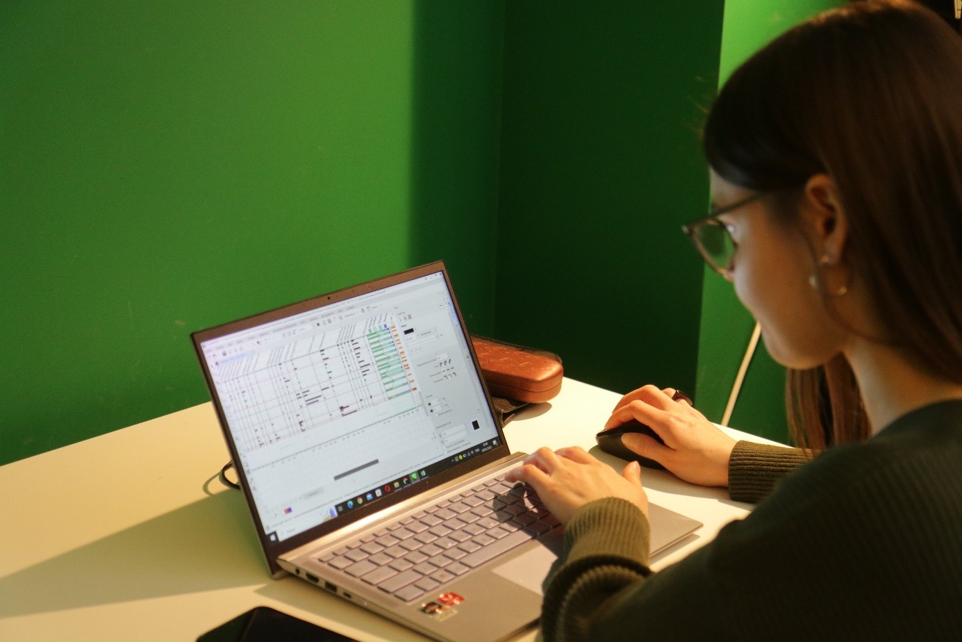 Автор статьи Анна Рудинская анализирует результаты лабораторного диатомового анализа. Источник: Ольга Дружинина